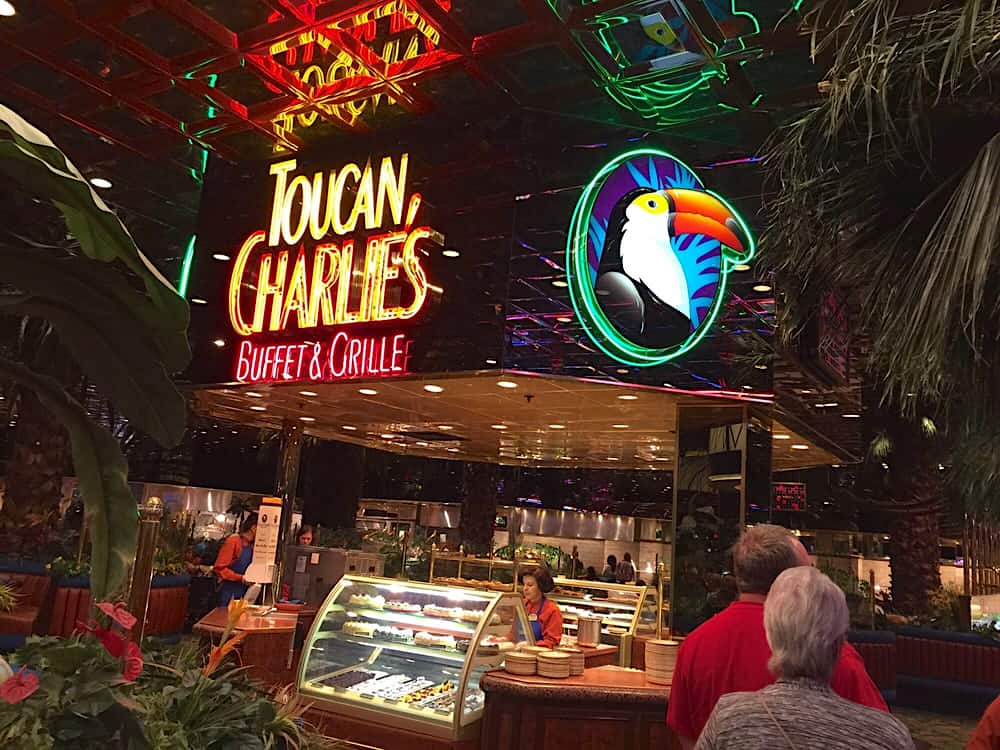 Toucan Charlie's Buffet on Virginia Street in Reno is #1 on my list of restaurants to dine at during the STN Expo. A oferta verdadeiramente extensa de pilhas de quase tudo o que você gostaria de comer, e depois alguns, é francamente impressionante. Mas não vá lá se você não tiver fome, porque você vai desejar não ter comido nos últimos 3 dias.