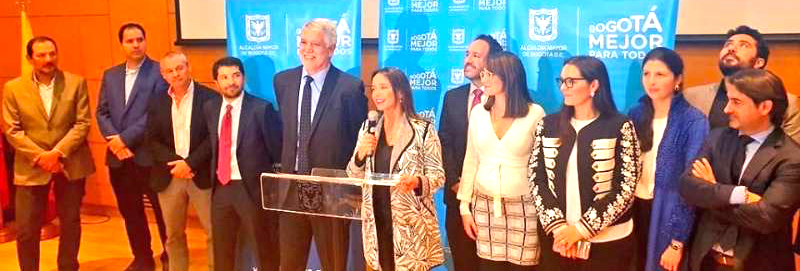 The Mayor of Bogota, Enrique Penalosa (fifth from the left); General Manager of TransMilenio SA, Maria Consuelo Araujo (sixth from left), and representatives of the winning bidders.