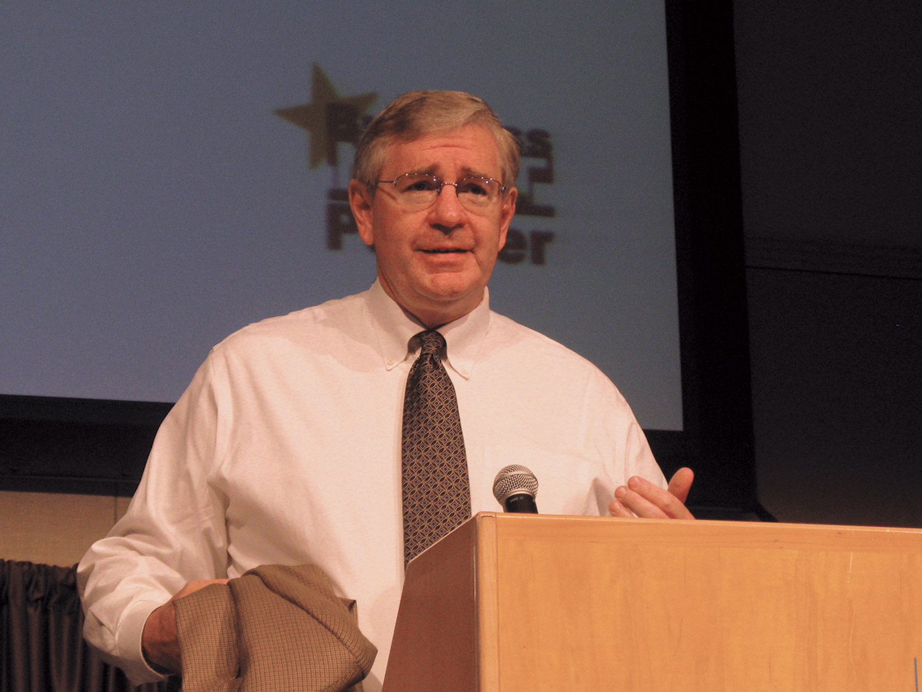 Ken Hedgecock speaks at a school bus industry event. (File photo)