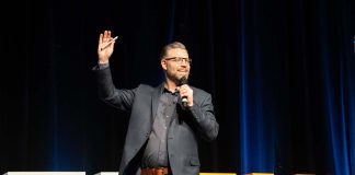 Leadership expert Jason Hewlett speaking at they keynote presentation at STN EXPO Reno on Dec. 8. (Photo courtesy of Vincent Rios Creative.)